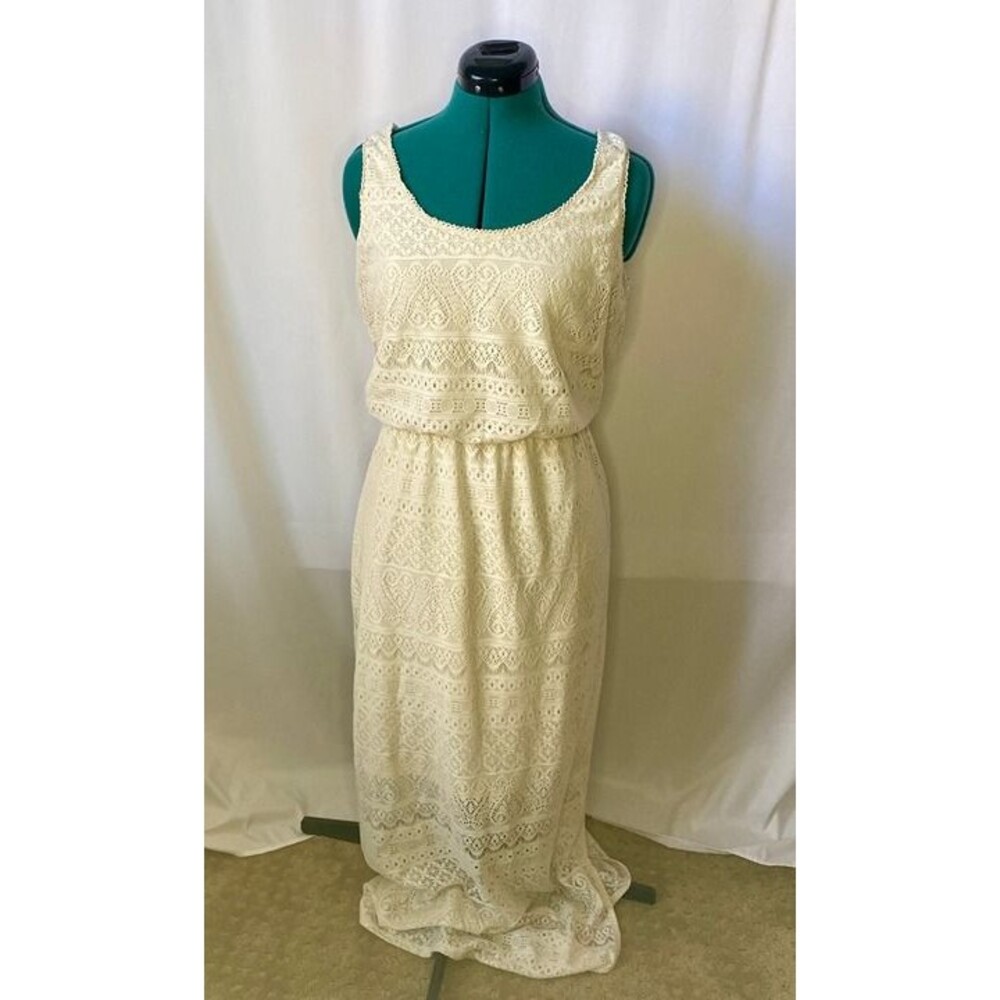 London Times cream sleeveless blouson lace dress. Size small